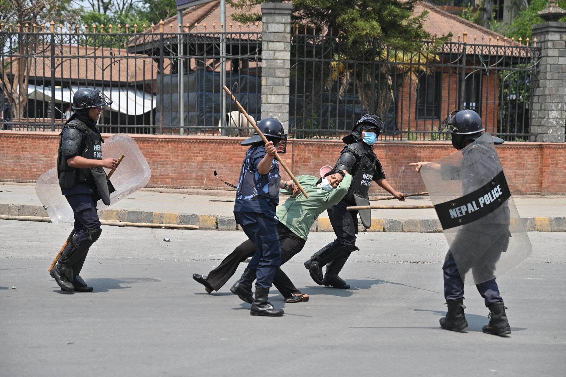 शान्तिबाटिकामा मिटरब्याजपीडित र प्रहरीबीच झडप, अवस्था तनावग्रस्त (फोटो फिचर)